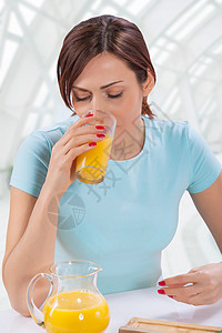 美味的女性饮橙汁图片