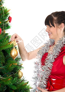 女青年装饰圣诞树背景图片