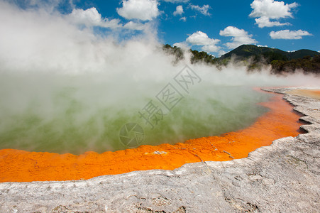 瓦朗热香槟池水池公园热液矿物天空旅行橙子地热气泡火山背景