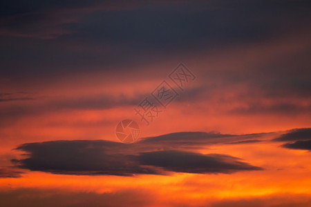 乌云与日落余辉红天空的乌云背景