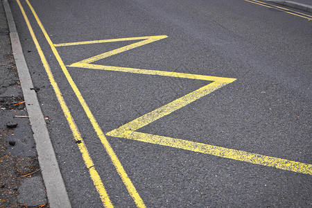 规则标志道路标识标志石头代码水泥边缘黄色背景