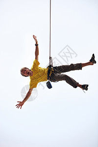 一降到底毛笔字快乐的攀岩者悬在绳索上喜悦蓝色保险天空胜利运动男性成人安全尖叫背景
