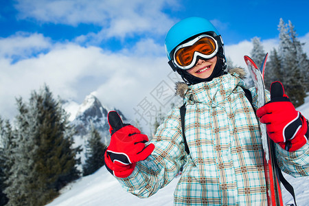 寒假艺术班快乐的年轻滑雪运动员活动童年闲暇青少年女性青年假期胜地旅游头盔背景