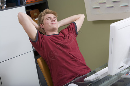 双臂放在脑后使用计算机的人上半身沟通功能勾搭电脑微电脑男士硬件成年人技术背景
