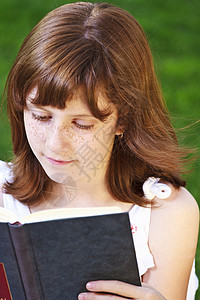 每日一读在户外看书的年轻美少女学生教育文学读数青少年青年闲暇雀斑智慧衬衫背景