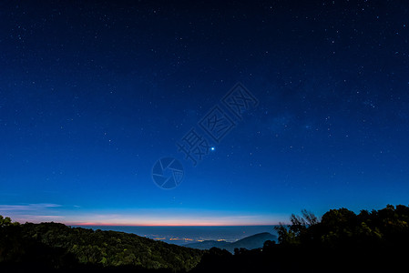 蓝色天空中的星星夜晚时间场景勘探城市墙纸宇宙森林星空火花场地星系新星背景图片
