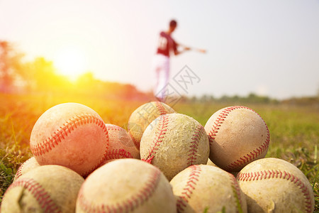 棒球球员练习在野外挥棒游戏爱好天空皮革场地运动太阳团队娱乐阳光背景图片