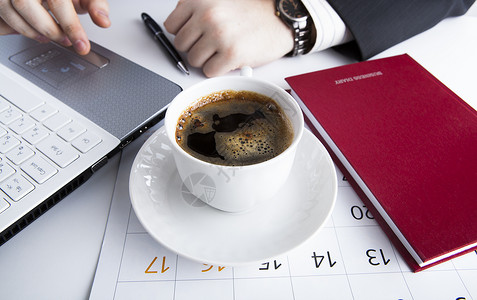 笔记本键盘5上的人手咖啡印刷商业桌子手指杯子写作硬件桌面日记背景图片