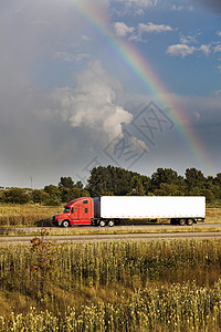 半卡车在彩虹下驾驶白色货物方式车辆运输陆地货运交通背景图片