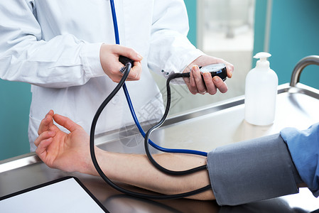 把握测量血压护士两个人身体测试女子检查双手医生压力医学背景