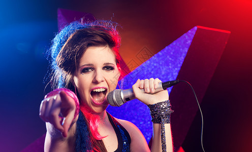 摇滚明星在舞台上唱歌音乐家流行音乐会音乐女性呐喊麦克风夜生活歌手星星活动背景图片