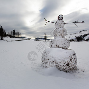 人堆一个大雪人冻结男人雪花数字围巾天空乐趣雪人季节场景背景