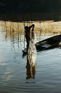 渔夫在河上撒网反射男性地表阳光铸件男人运动收获活动行动背景图片