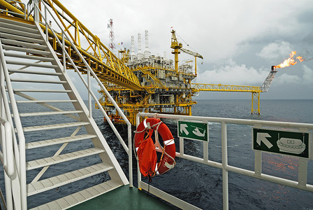 海湾石油在泰国湾的一个离岸生产平台 位于泰国湾释放石油喷嘴天空钻头钻机起重机繁荣海湾建造背景
