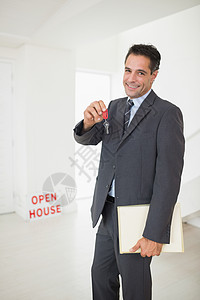 持有持锁匙文件的商务人士房地产房子商务套装财产协议房门男人微笑经纪人背景