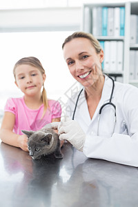 诊所有小猫的兽医和女孩背景图片