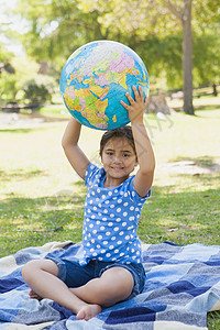 圆点地球住在公园的可爱年轻女孩毯子地理混血童年闲暇旅行地球教育乐趣国际背景