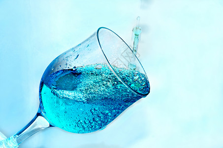 水倒入玻璃杯中和泡泡水平的高清图片