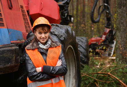 林业工人职业女孩冒充姿势收割机黑发女士森林链锯成人背景图片