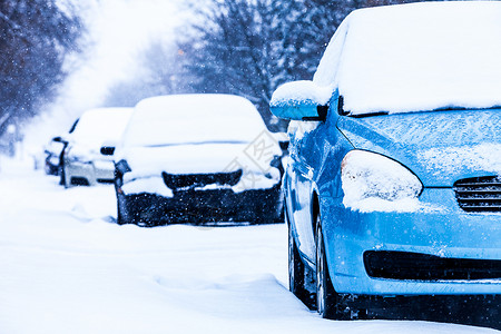 雪暴冬日的停泊车气候蓝色汽车运输旅行季节暴风雪车辆雪花城市背景图片
