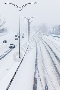 冬季风暴从上往下特写雪地高速公路雪花气候旅行薄片街道暴风雪季节运输风暴交通背景