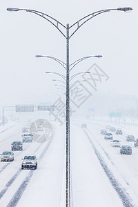 冬季风暴暴风雪期间的对称公路照片季节降雪气候路线雪花车辆运输交通天气中心背景