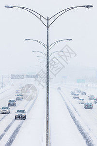 中间的雪白色的冬天高清图片