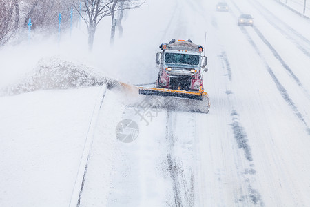 雪犁雪暴期间从高速公路上撤走的雪雪天气降雪车辆耕作暴风雪街道状况雪花运输路线背景