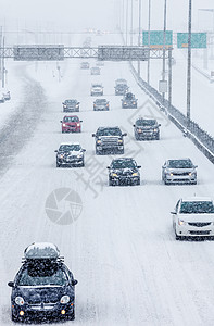冬季风暴路边的暴风雪风暴季节路线薄片交通街道运输状况雪花旅行背景