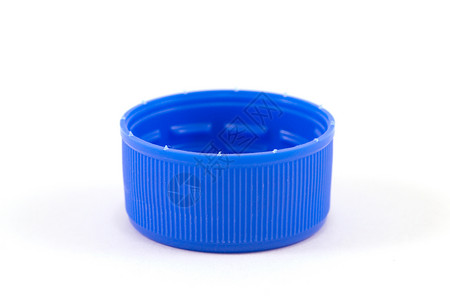 塑料封面白色背景上的塑料阻塞器顶部封面单粒状圆周塞子宠物蓝色瓶子圆圈车轮背景