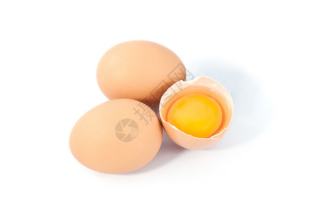 剥了壳的鸡蛋白色背景上孤立的崩溃鸡蛋宏观动物摇篮椭圆形早餐事故船体蛋壳小鸡圆圈背景