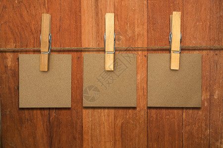 木墙上贴着纸条和衣服钉子标签衣绳洗衣店商业框架横幅收藏笔记办公室床单背景