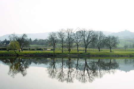 水中的反射河流村庄支撑反思风光社区树木镜像背景图片