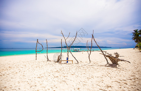 白毛浮绿水配有绿绿水和白沙滩的完美热带海滩支撑椰子海景假期太阳阳光天空海洋普卡海浪背景