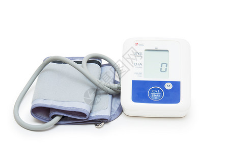 电子血压计白色背景上带有爱心符号的数字血压计数字血压计监控乐器压力高血压脉冲保健诊所速度概念监视器背景