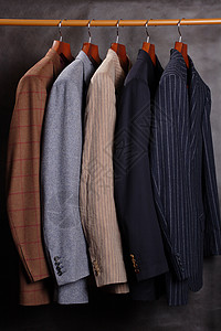 衣架上的外套装饰品丝绸收藏黑色条纹男性尺寸季节照片羊毛背景图片