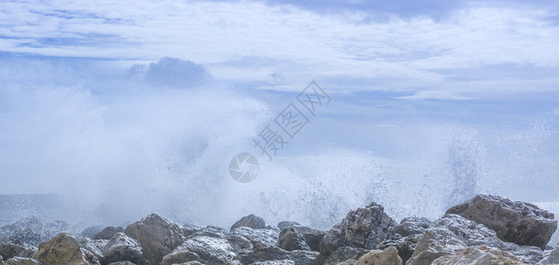波浪喷雾岩卡拉埃斯坦西亚高清图片
