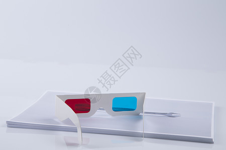 3D 打印 白 3D 单词红蓝眼镜和纸印扳手力学眼镜原型白色背景图片
