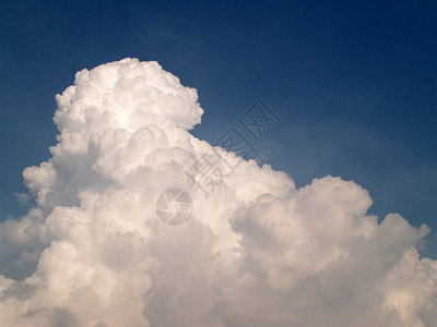 蓬松的云飞晚上多云的高清图片