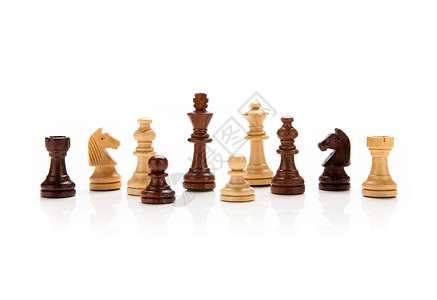 白色上的象棋块对手棕色黄色宣传木头竞争对手闪电战游戏时间压力背景图片