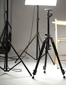 我的摄影棚闪光设备桌子灰色三脚架照片人员影楼工作室背景图片