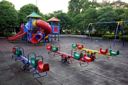 儿童游乐场喜悦孩子地面院子教育孩子们玩具塑料公园幼儿园背景图片