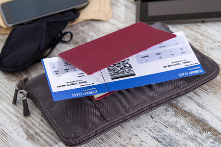 看钱盾飞机票 护照和电子机票乘客旅游游客面具旅行安全包装航班电话鉴别背景