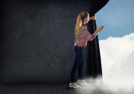 年轻女人拉着窗帘看云彩自由过渡天堂出口场景环境职业女性女士框架背景图片