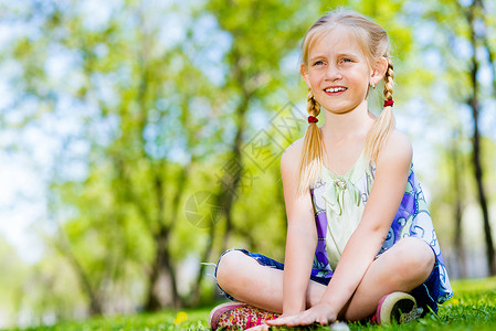 公园里一个女孩的肖像活动花园生活乐趣女孩婴儿农场托儿所场地植物背景图片