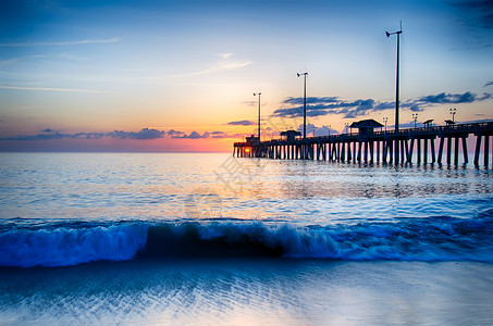 唠叨升起的太阳在云中闪耀 波浪中反射出来海滩戏剧性橙子地平线阳光日出波纹数控码头海洋背景