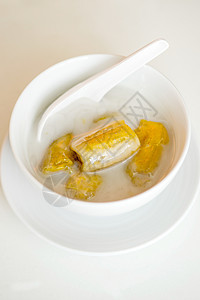 椰子奶中的香蕉 甜黄黄色香蕉加椰子米水果衣服椰子甜点热带小吃服装营养丝绸文化背景图片