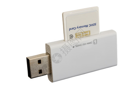 带插入SDHC卡的白色 USB 读卡器高清图片