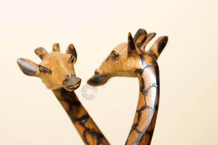 长颈鹿雕像木制的装饰风格高清图片