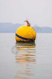 黄光浮标反射海浪海洋黄色漂浮安全背景图片